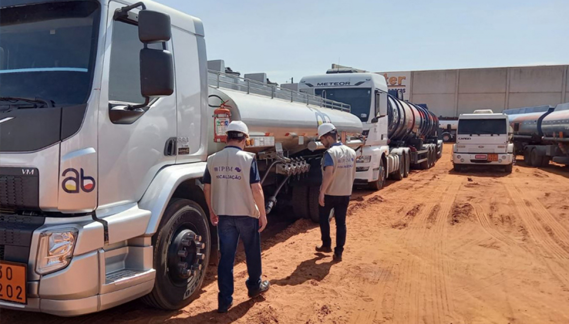 Ipem-SP verifica veículos-tanque e cronotacógrafos, em Bauru