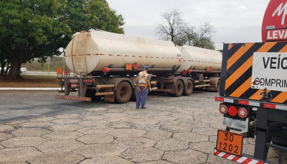 Ipem-SP fiscaliza veículos-tanque e cronotacógrafos na rodovia SP 328, em Ribeirão Preto