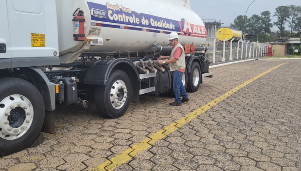 Ipem-SP fiscaliza veículos-tanque e cronotacógrafos na avenida Cenobelino de Barros Serra, em São José do Rio Preto