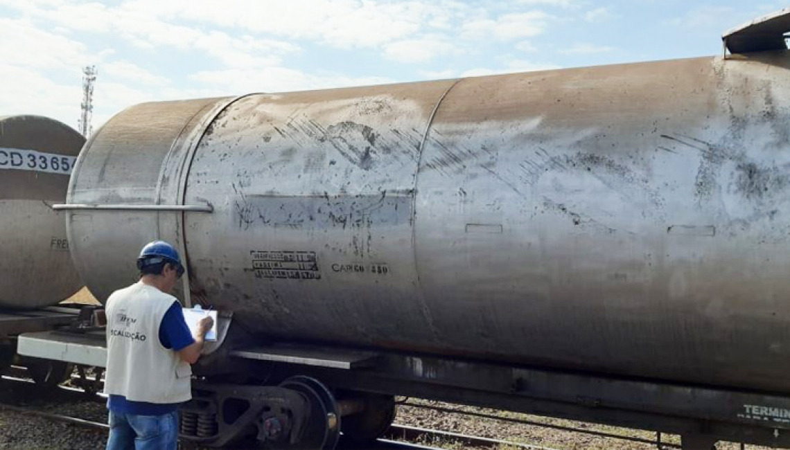 Ipem-SP verifica vagões-tanque em Paulínia