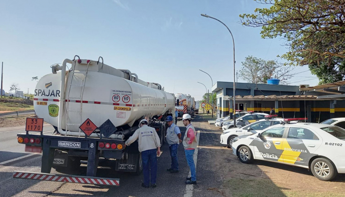 Ipem-SP verifica veículos-tanque e cronotacógrafos na rodovia Marechal Rondon, em Pirajuí