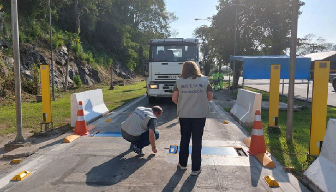 Ipem-SP verifica balança dinâmica na rodovia SP 055, em Pedro Toledo