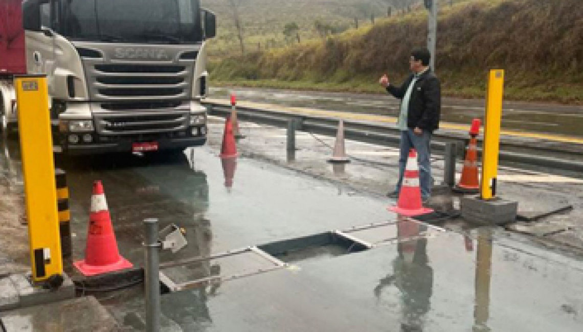 Ipem-SP faz verificação inicial de balança dinâmica na rodovia SP 066, em Mogi das Cruzes