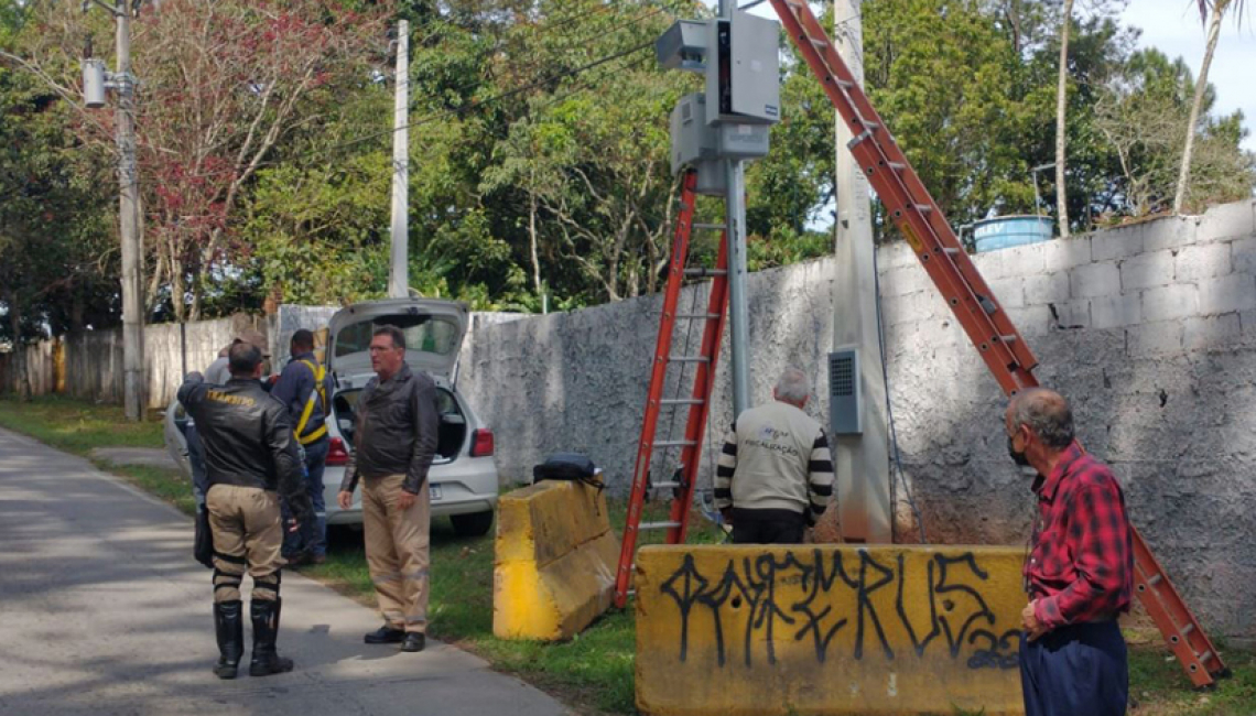 Ipem-SP verifica radar na estrada da Penha, em Arujá