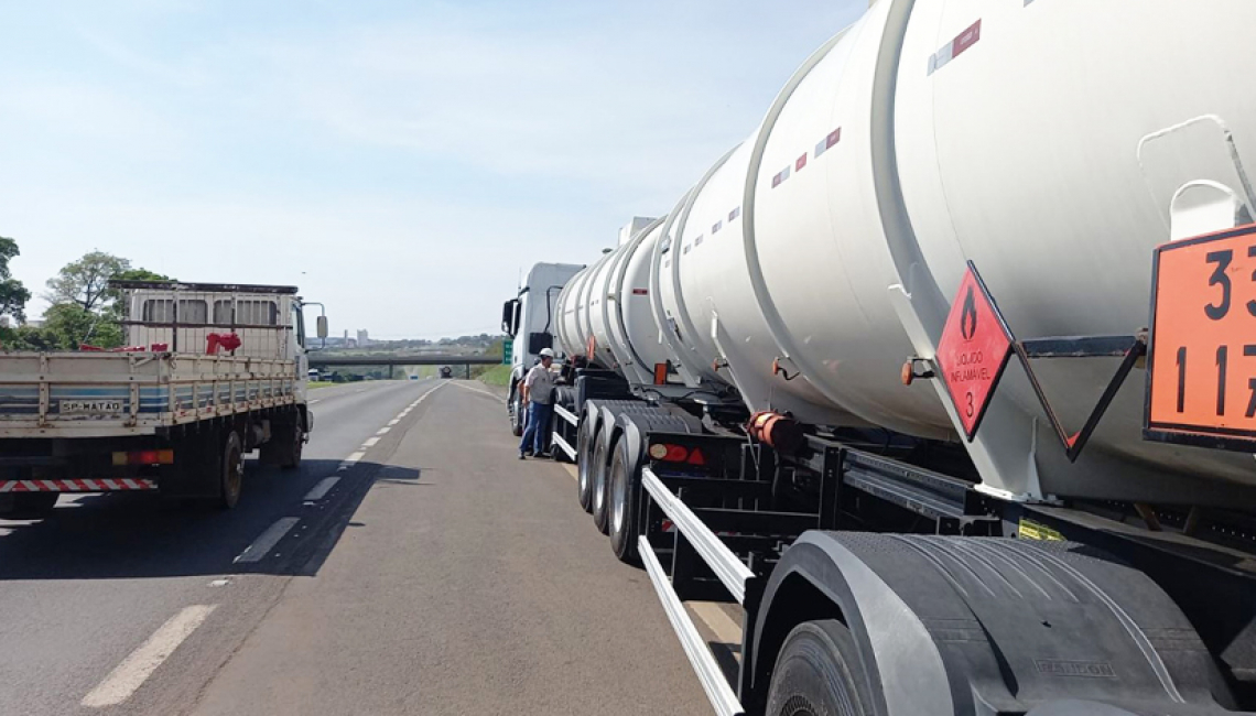 Ipem-SP fiscaliza veículos-tanque e cronotacógrafos na rodovia SP 310, em Araraquara