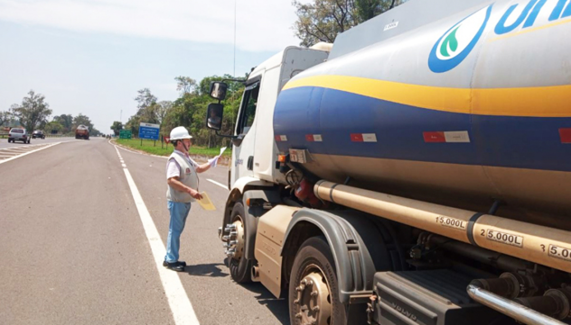 Ipem-SP verifica veículos-tanque e cronotacógrafos na rodovia SP 225, em Pederneiras