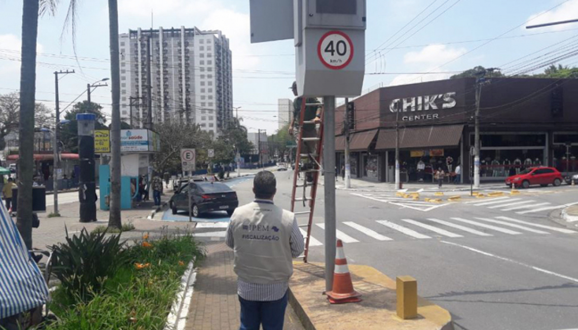 Ipem-SP verifica radar na rua Manoel da Nóbrega, em Diadema