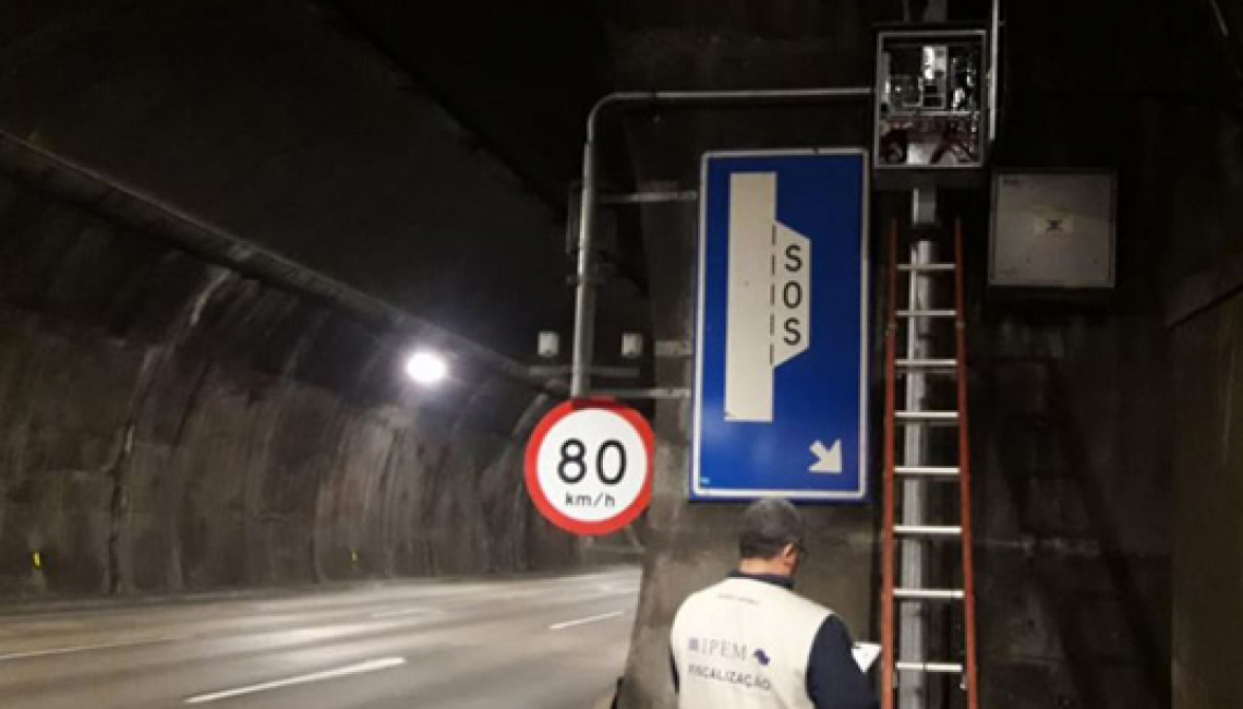 Ipem-SP realiza verificação noturna de radares na rodovia dos Imigrantes, em São Bernardo do Campo