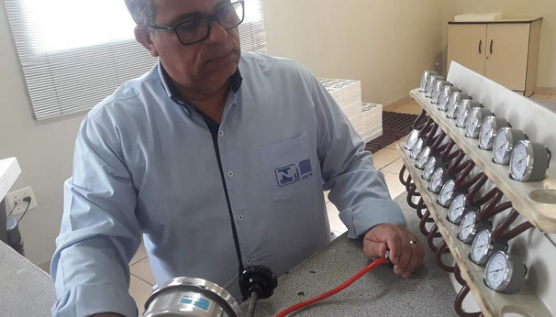 Ipem-SP verifica aparelhos de medir pressão arterial no fabricante em São Bernardo do Campo