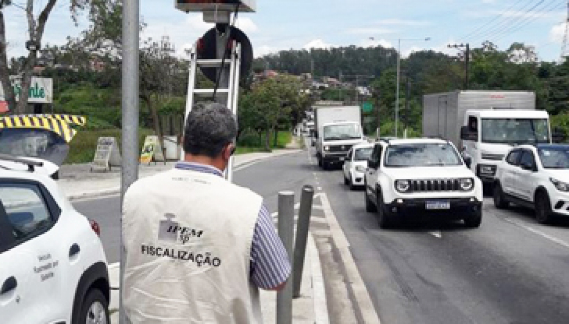 Ipem-SP verifica radar na avenida Humberto de Campos, em Ribeirão Pires