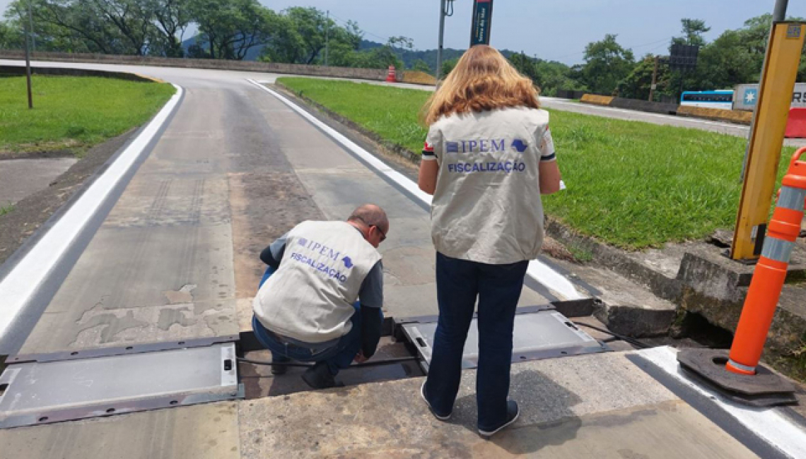 Ipem-SP verifica balança dinâmica na rodovia Imigrantes, em Cubatão