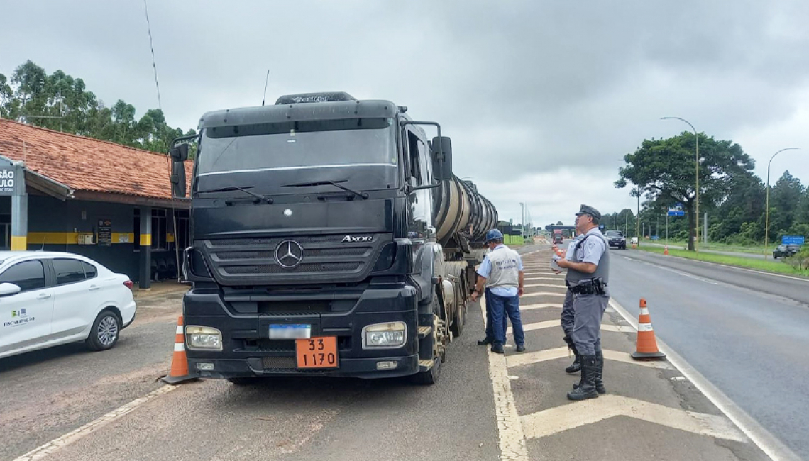 Ipem-SP fiscaliza veículos-tanque e cronotacógrafos na rodovia Marechal Rondon, em Agudos
