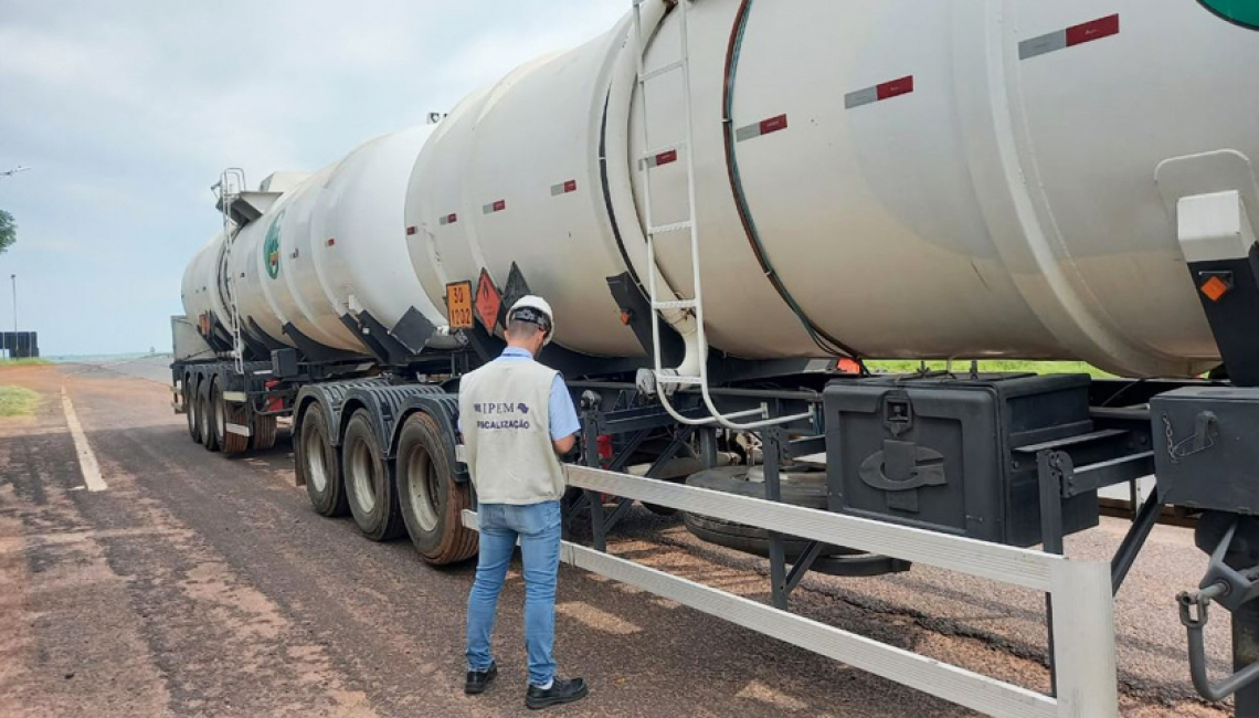 Ipem-SP verifica veículos-tanque e cronotacógrafos na rodovia SP 300, em Pirajuí