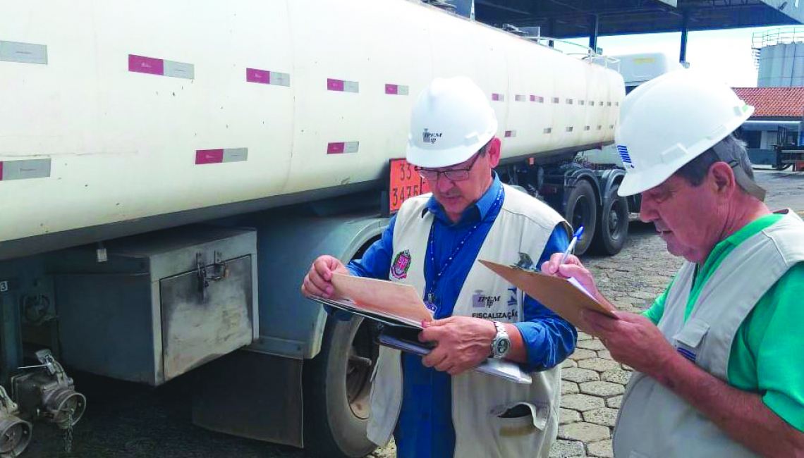 Ipem-SP verifica veículos que transportam produtos perigosos e cronotacógrafos em São José do Rio Preto