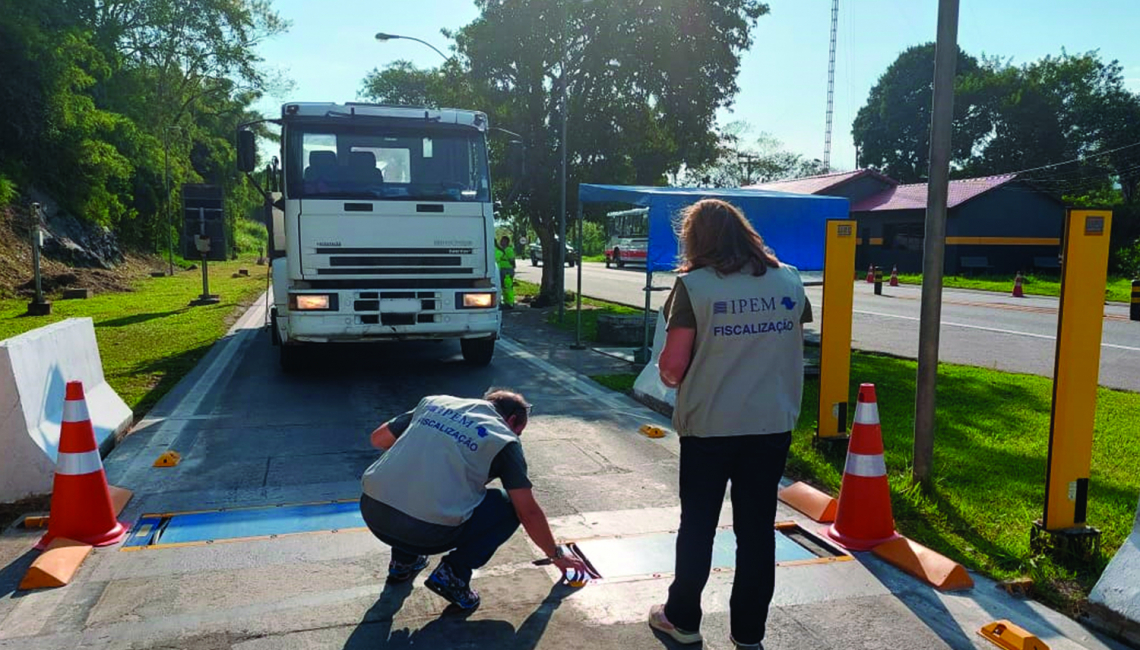 Ipem-SP verifica veículos que transportam produtos perigosos e cronotacógrafos em Paulínia