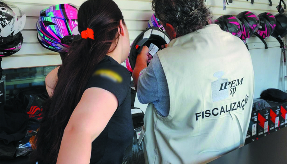 Ipem-SP fiscaliza e orienta quem vende capacetes