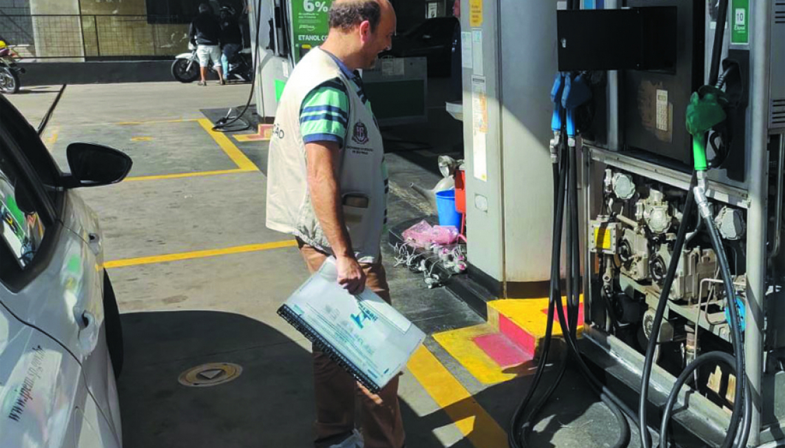 Ipem-SP fiscaliza postos de combustíveis em Osasco durante Operação Olhos de Lince