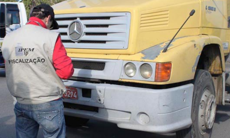 Ipem-SP verifica veículos que transportam produtos perigosos e cronotacógrafos na rodovia SP 225, em Paulistânia  