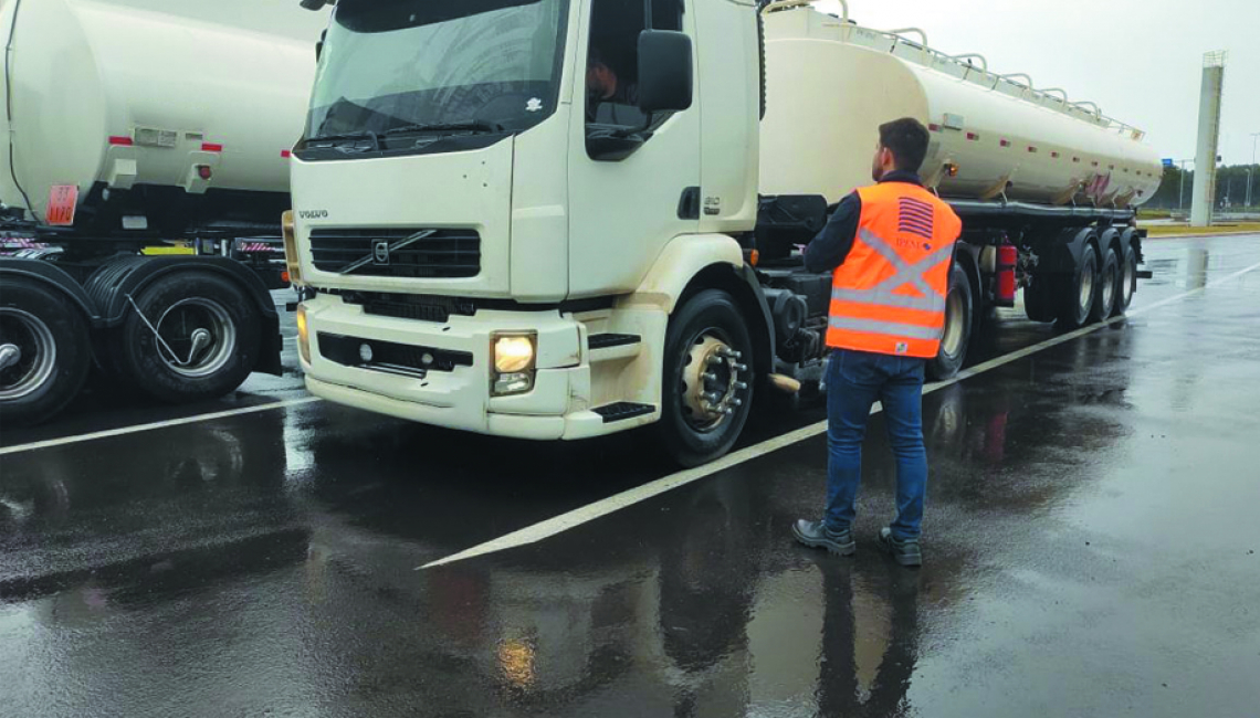 Ipem-SP verifica veículos que transportam produtos perigosos e cronotacógrafos na rodovia SP 225, em Paulistânia