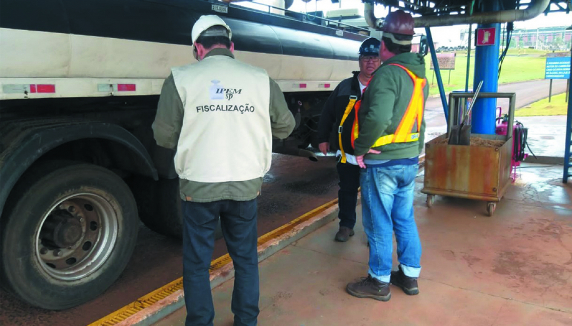 Ipem-SP verifica veículos que transportam produtos perigosos e cronotacógrafos na rodovia Assis Chateaubriant, em Olímpia