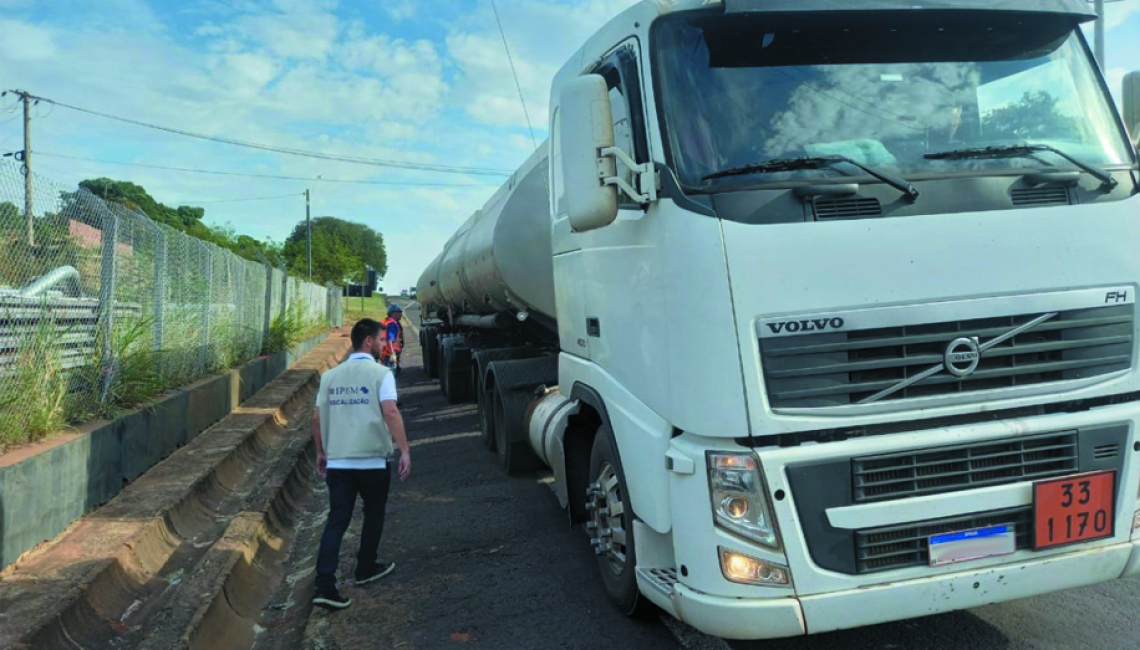 Ipem-SP verifica veículos que transportam produtos perigosos e cronotacógrafos na rodovia SP 300, em Lins