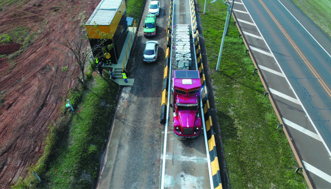 Ipem-SP verifica balança dinâmica na rodovia SP 215, em Porto Ferreira