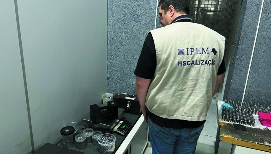Ipem-SP verifica pesos padrão para indústria e oficinas de manutenção de balanças na zona norte da capital