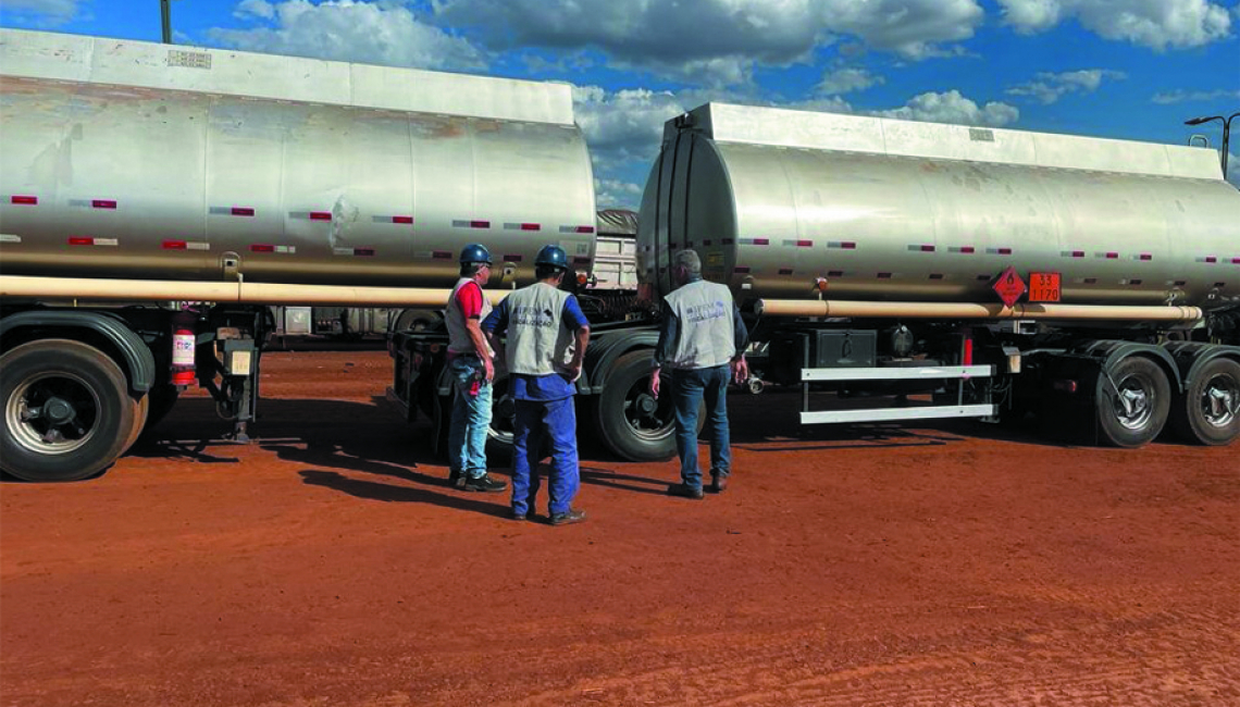 Ipem-SP verifica veículos que transportam produtos perigosos e cronotacógrafos na estrada do Marolo, em Patrocínio Paulista