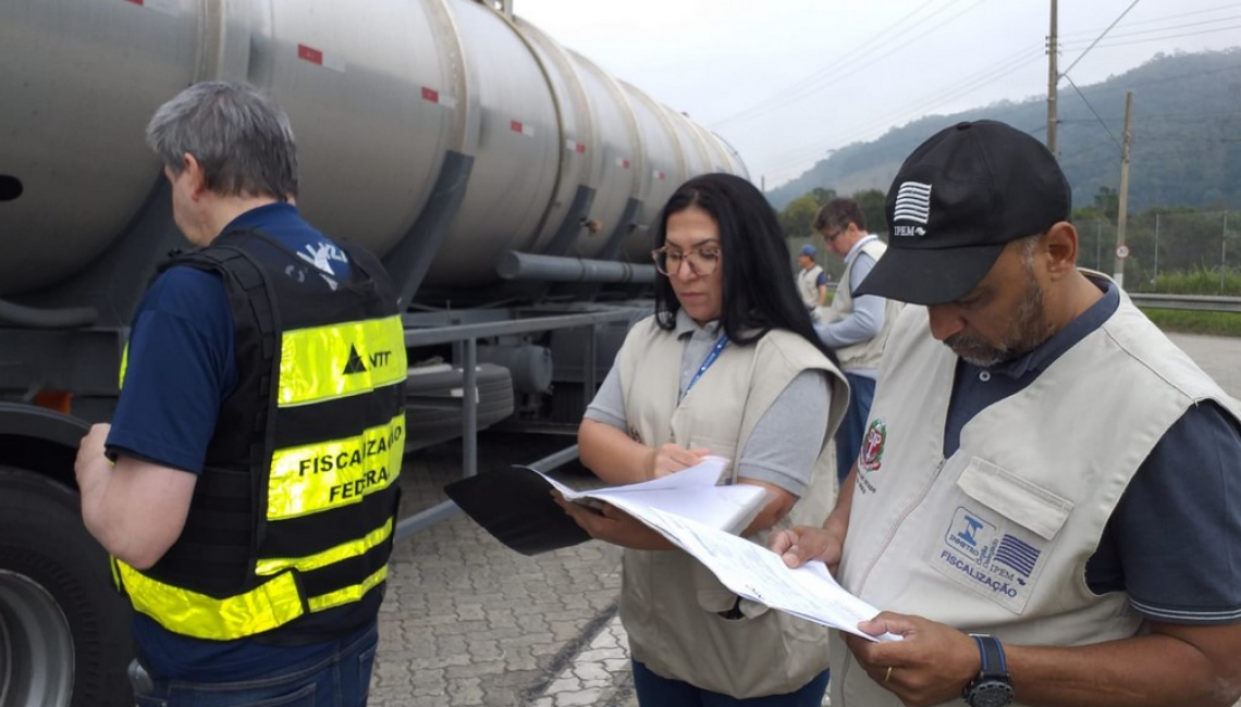 Ipem-SP verifica veículos que transportam produtos perigosos e cronotacógrafos com a Polícia Rodoviária Federal e Agência Nacional de Transportes Terrestres, na rodovia BR 116, em Guararema  