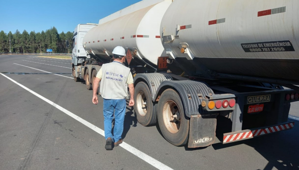 Ipem-SP verifica veículos que transportam produtos perigosos e cronotacógrafos, na rodovia SP 225, em Paulistânia  