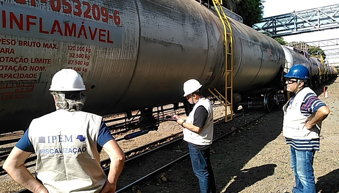 Ipem-SP fiscaliza vagões-tanque durante operação Locomotiva, em Paulínia