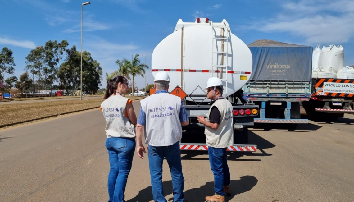 Ipem-SP verifica veículos que transportam produtos perigosos e cronotacógrafos na rodovia SP 330, em Pirassununga