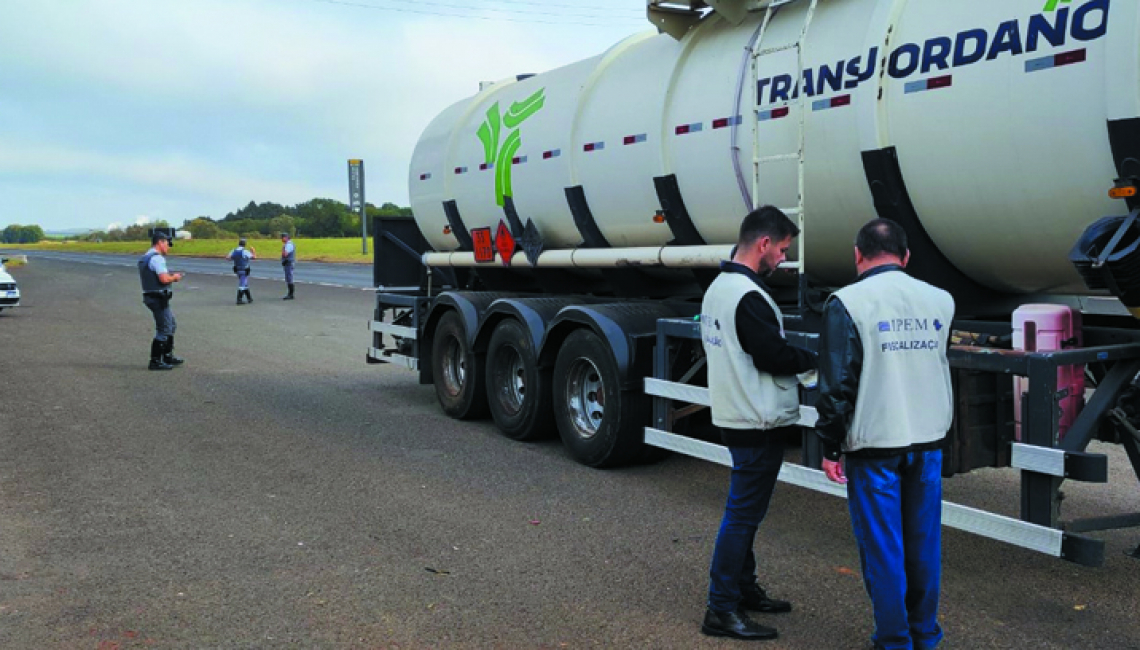 Ipem-SP verifica veículos que transportam produtos perigosos e cronotacógrafos na rodovia SP 280, em Avaré