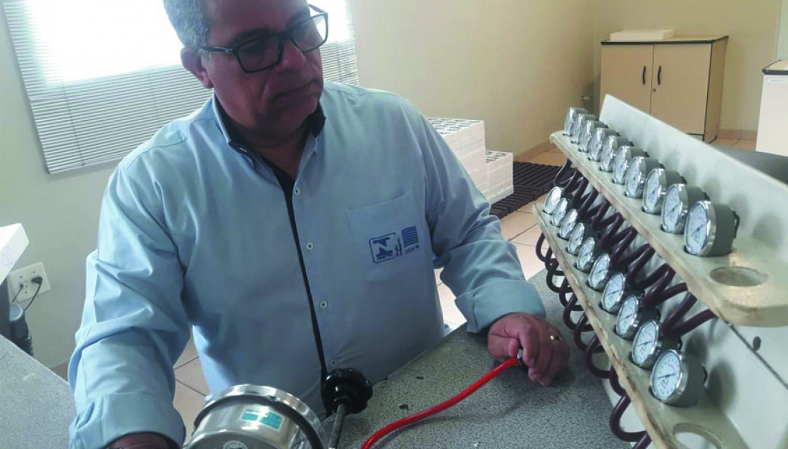 Em São Bernardo do Campo, Ipem-SP verifica aparelhos de medir pressão arterial no fabricante