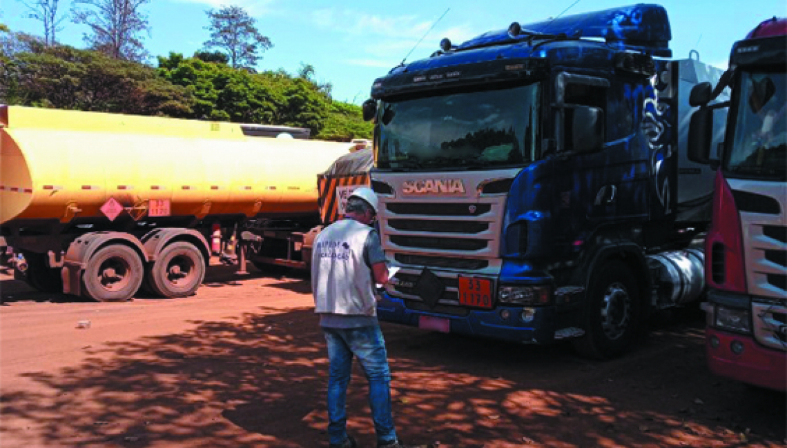 Ipem-SP fiscaliza veículos que transportam produtos perigosos e cronotacógrafos, em Pontal