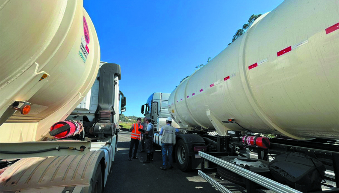 Ipem-SP verifica veículos que transportam produtos perigosos e cronotacógrafos na rodovia SP 280, em Itatinga