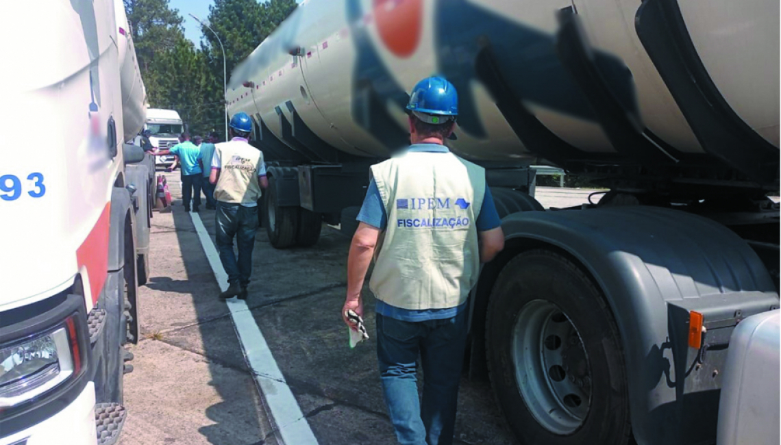 Ipem-SP verifica veículos que transportam produtos perigosos e cronotacógrafos na rodovia BR 116, em Itapecerica da Serra