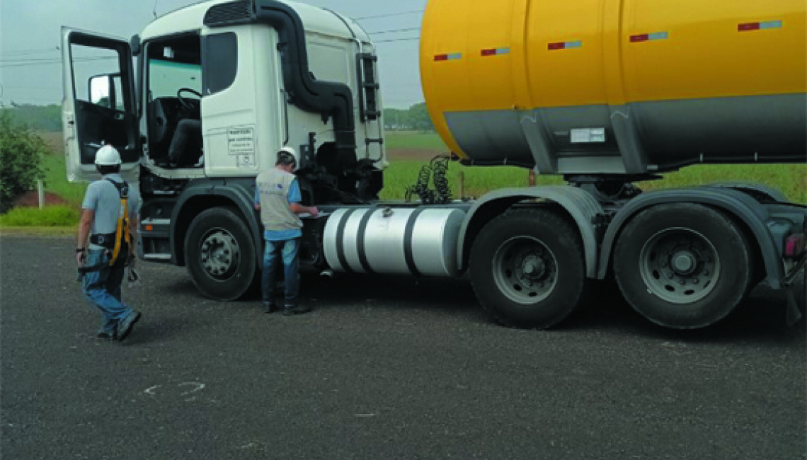 Ipem-SP verifica veículos que transportam produtos perigosos e cronotacógrafos na rodovia SP 310, em Cedral