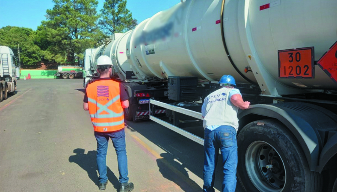 Ipem-SP verifica veículos que transportam produtos perigosos e cronotacógrafos, em Bauru
