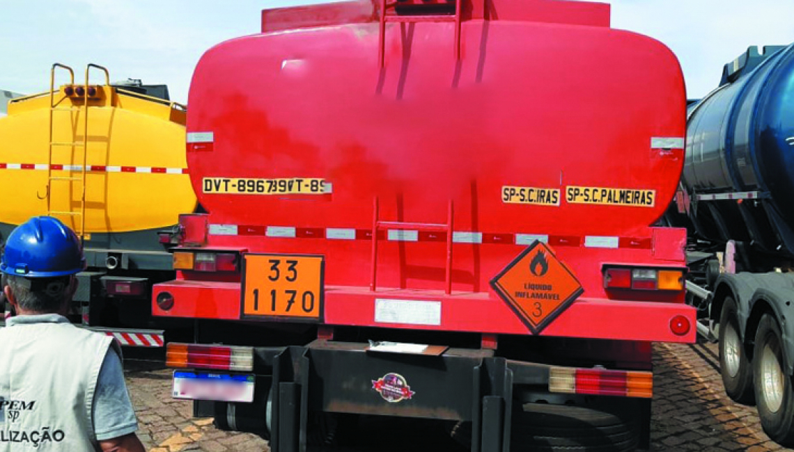 Ipem-SP verifica veículos que transportam produtos perigosos e cronotacógrafos, em Paulínia