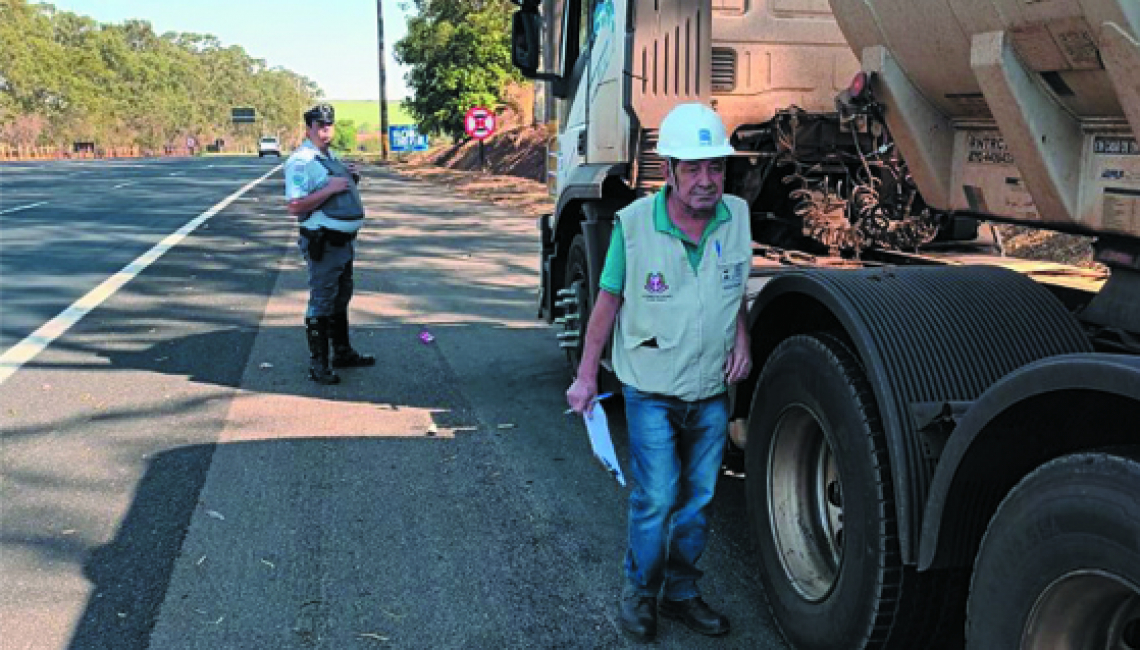 Ipem-SP verifica veículos que transportam produtos perigosos e cronotacógrafos, em Catiguá