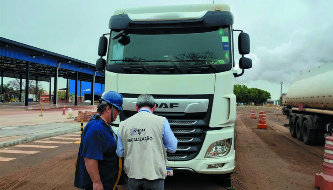 Ipem-SP verifica veículos que transportam produtos perigosos e cronotacógrafos, em Orindiúva
