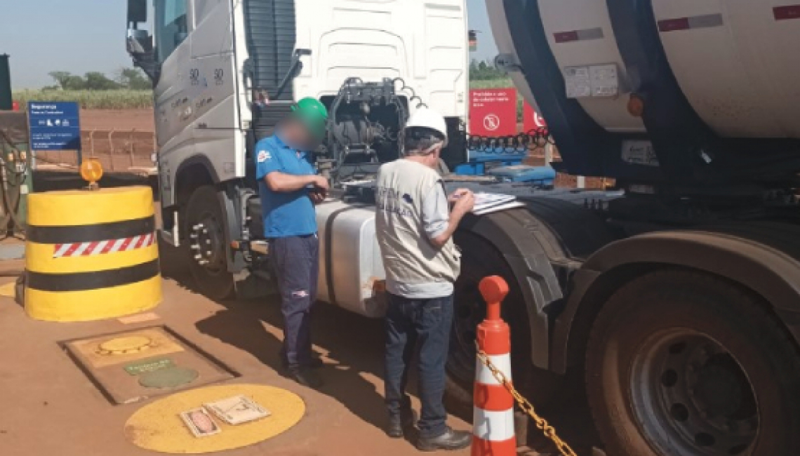 Ipem-SP verifica veículos que transportam produtos perigosos e cronotacógrafos, em Pontes Gestal