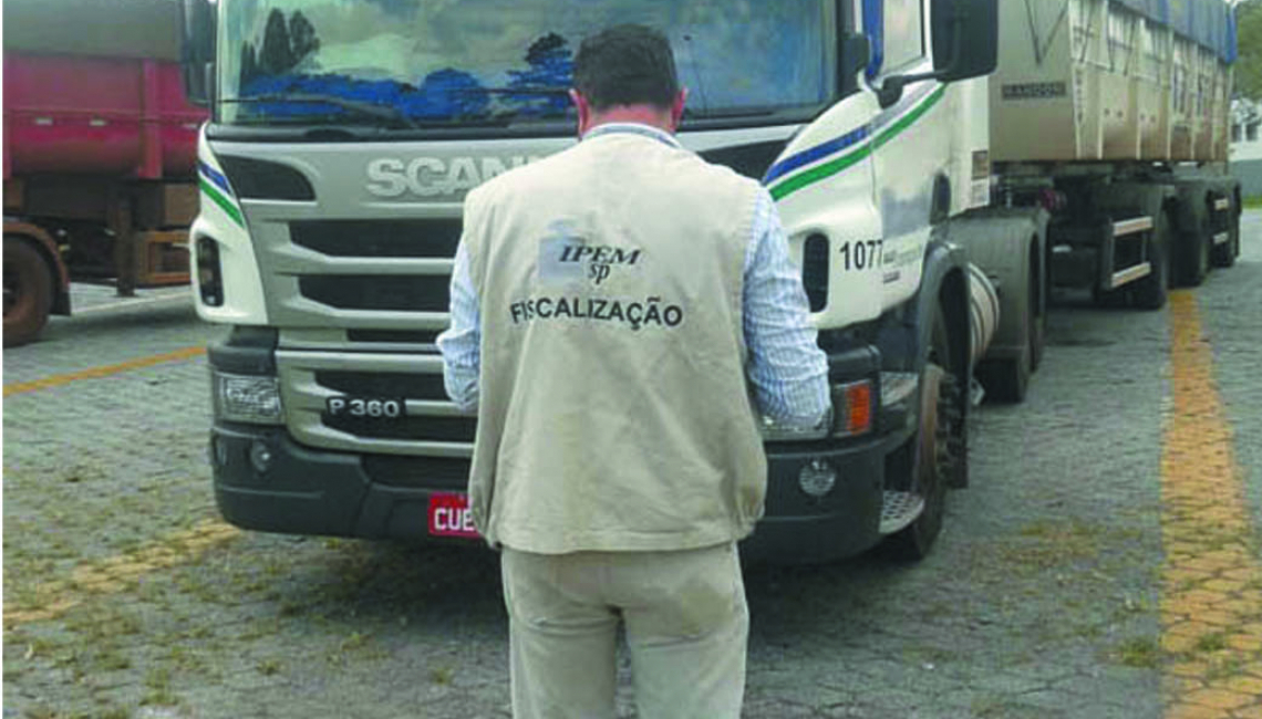 Ipem-SP verifica veículos que transportam produtos perigosos e cronotacógrafos na rodovia SP 348, em Jundiaí