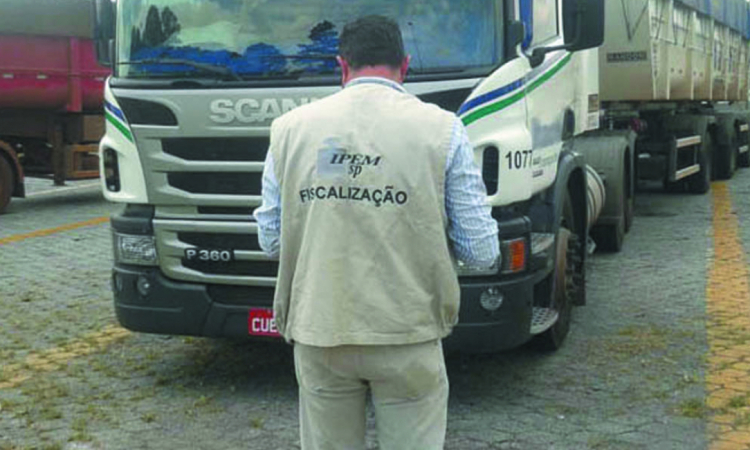 Ipem-SP verifica veículos que transportam produtos perigosos e cronotacógrafos na rodovia SP 348, em Jundiaí