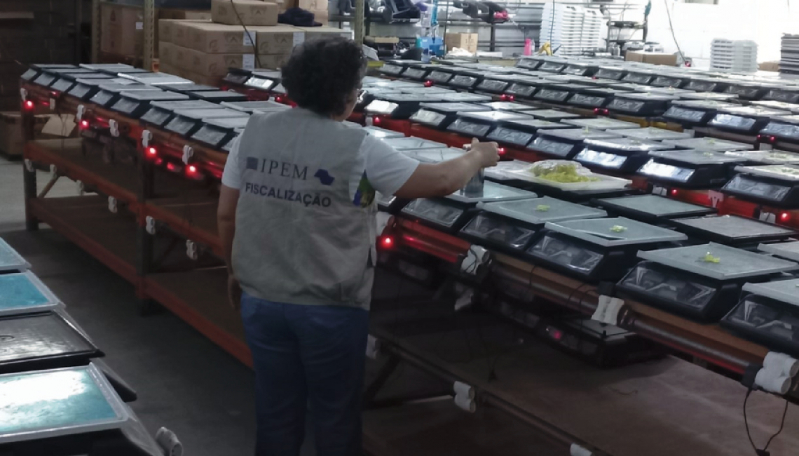 Ipem-SP verifica balanças no fabricante em Santana de Parnaíba