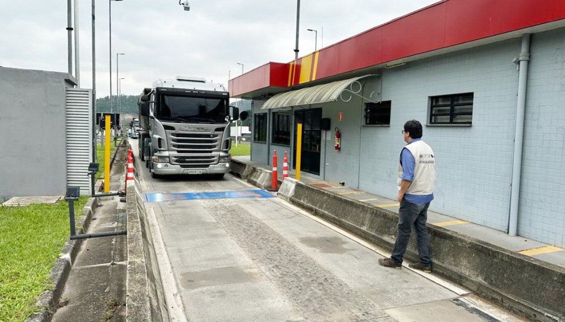 Ipem-SP verifica balança dinâmica na rodovia SP 330, em Cajamar