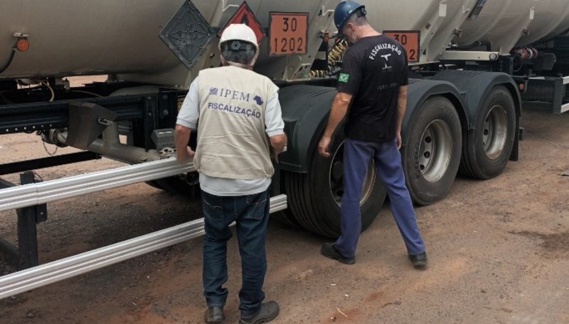 Ipem-SP verifica veículos que transportam produtos perigosos e cronotacógrafos, em Catanduva e Marapoama 