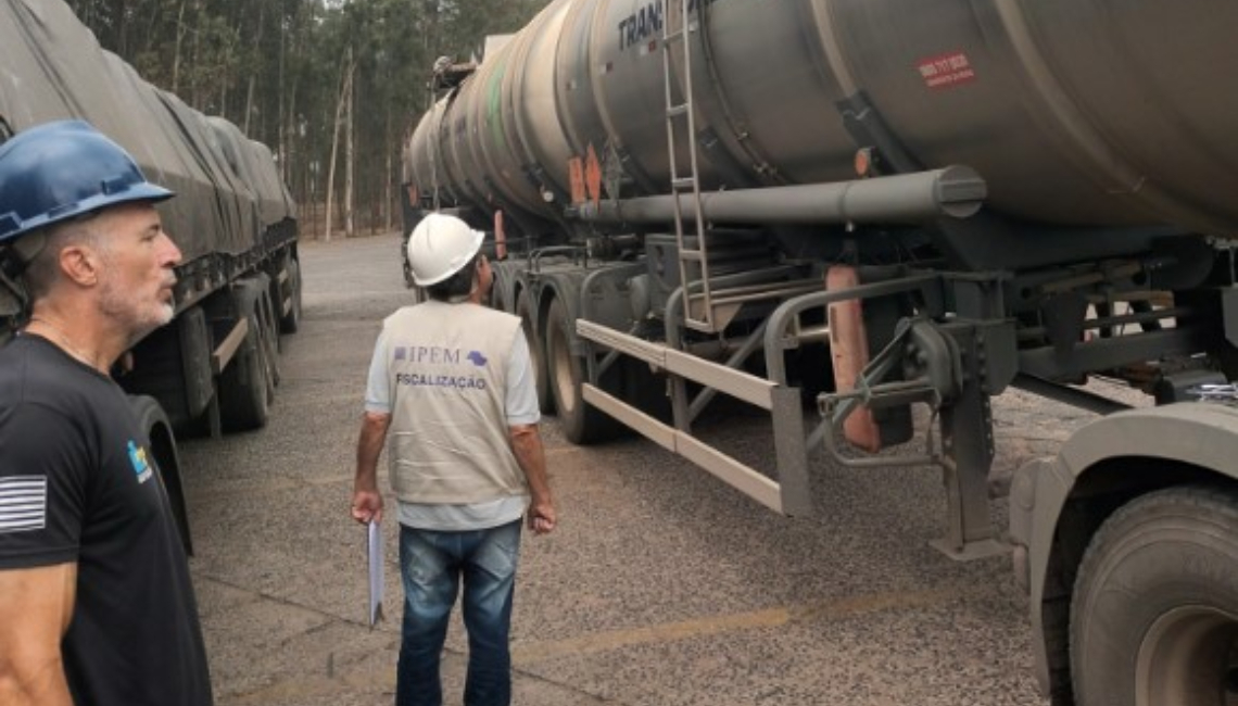 Ipem-SP verifica veículos que transportam produtos perigosos e cronotacógrafos, em Ariranha