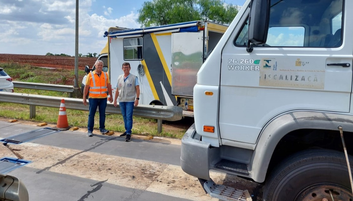 Ipem-SP verifica balança dinâmica na rodovia SP 351, em Santo Antônio da Alegria